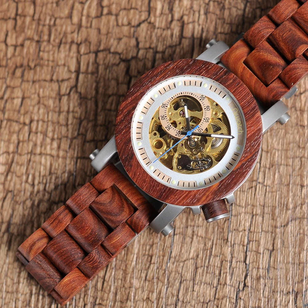 drewniany-zegarek-niwatch-czerwony-sandalowiec-z-chronometrem-lezacy-na-stole